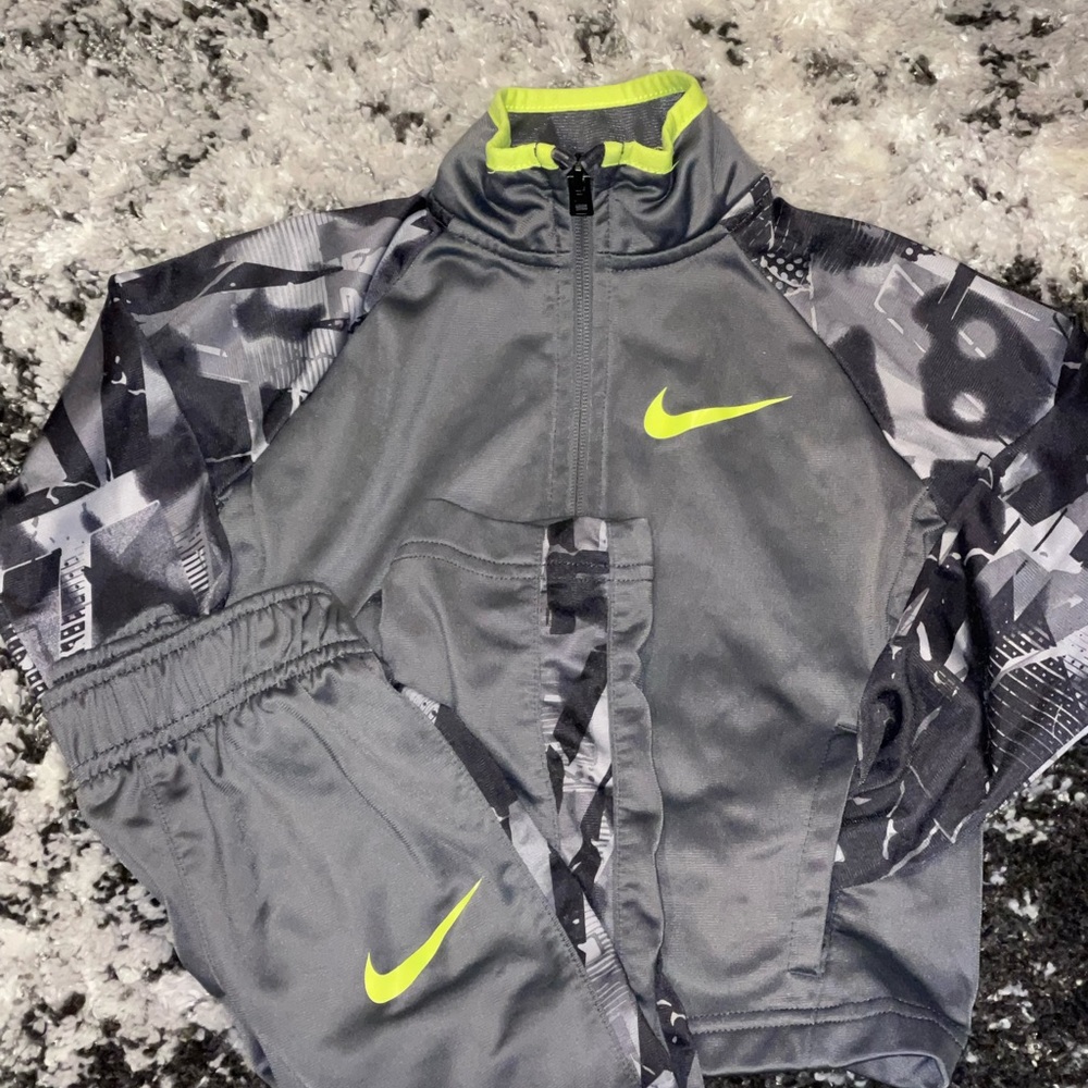 Toddler boys Nike Sweatsuit 3T. Excellent used condition